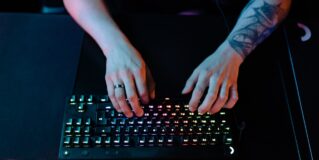 Biurko gamingowe czy ergonomiczne – co wybrać?